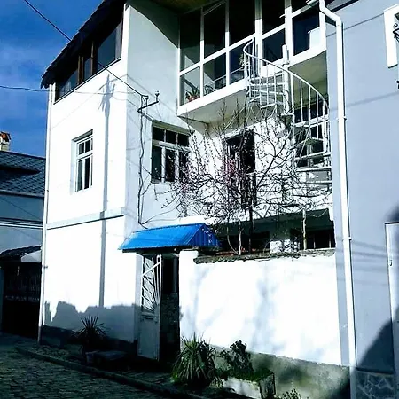 Small For Two In Private Casa de hóspedes